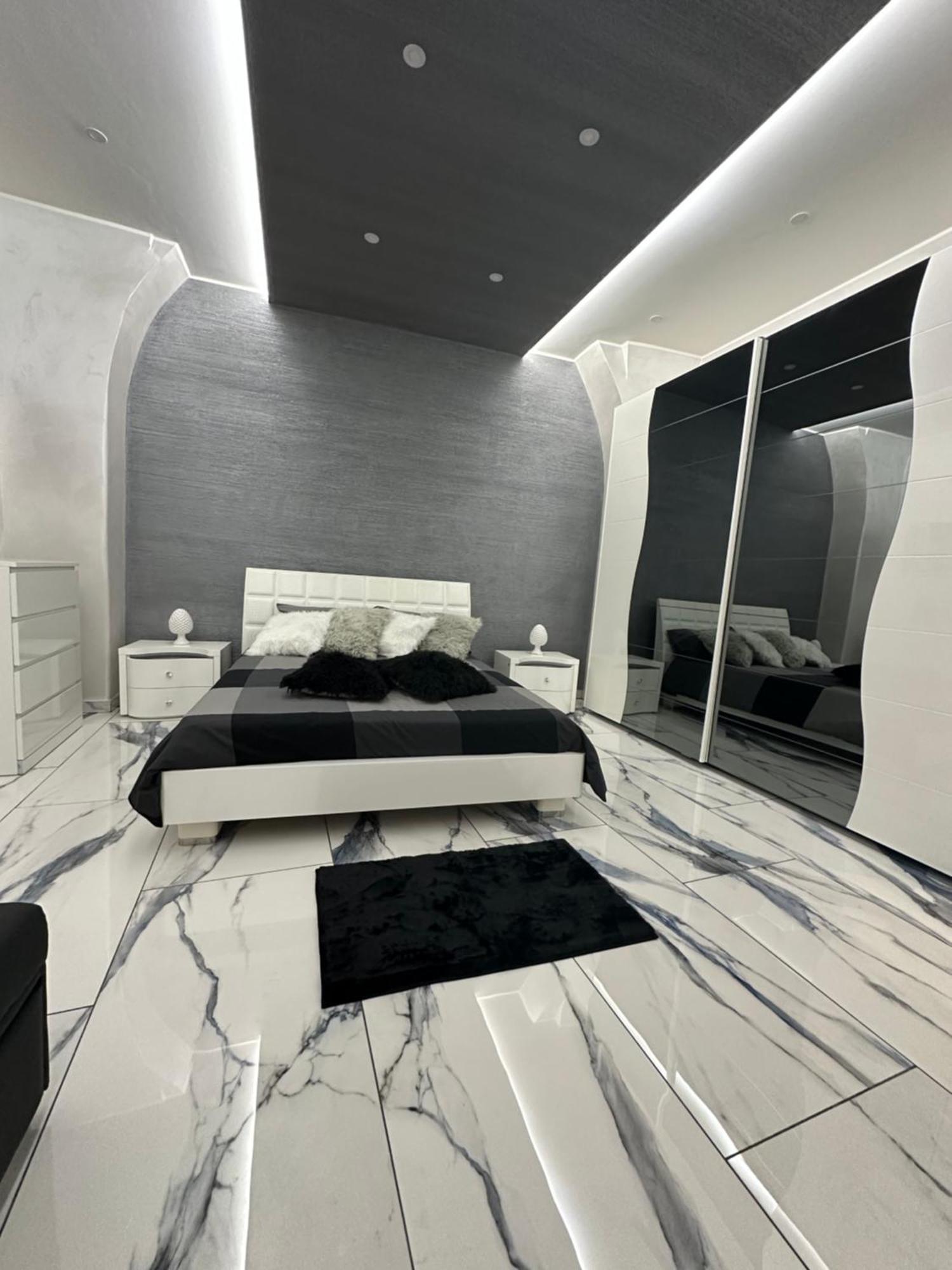 Naomi Luxury * Catania