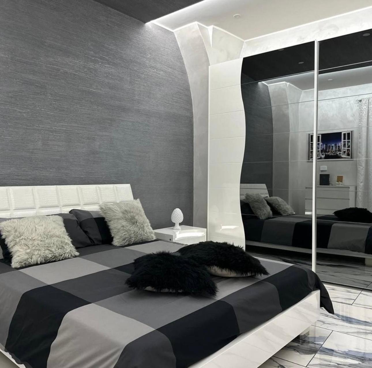 Naomi Luxury * Catania